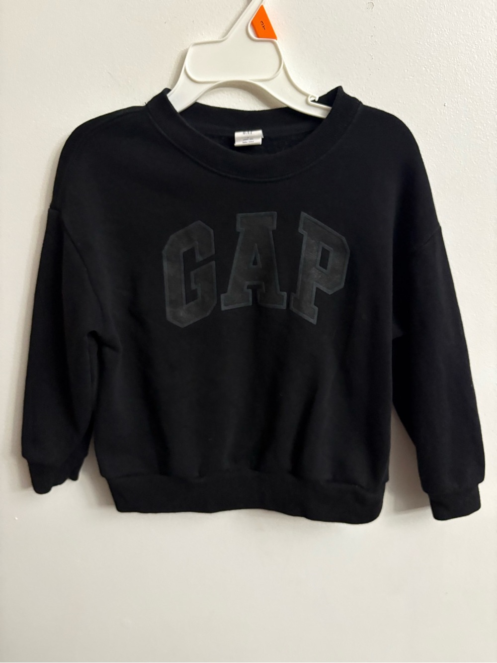 4/30$ GAP Black Crewneck Sweatshirt 2 years